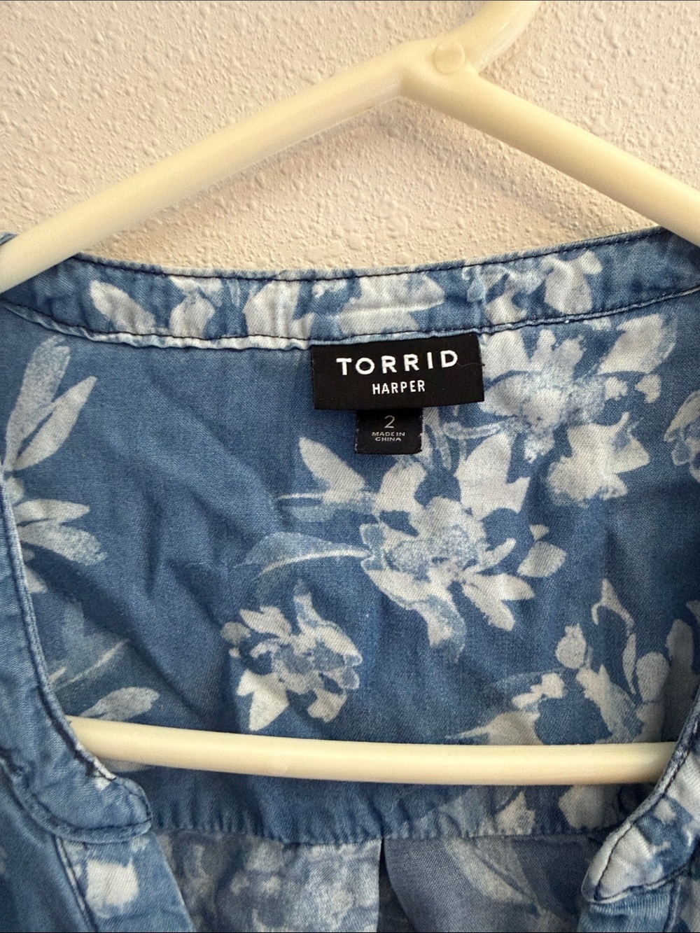 torrid Blue and White Floral Split V-Neck Tunic - Picture 2 of 5